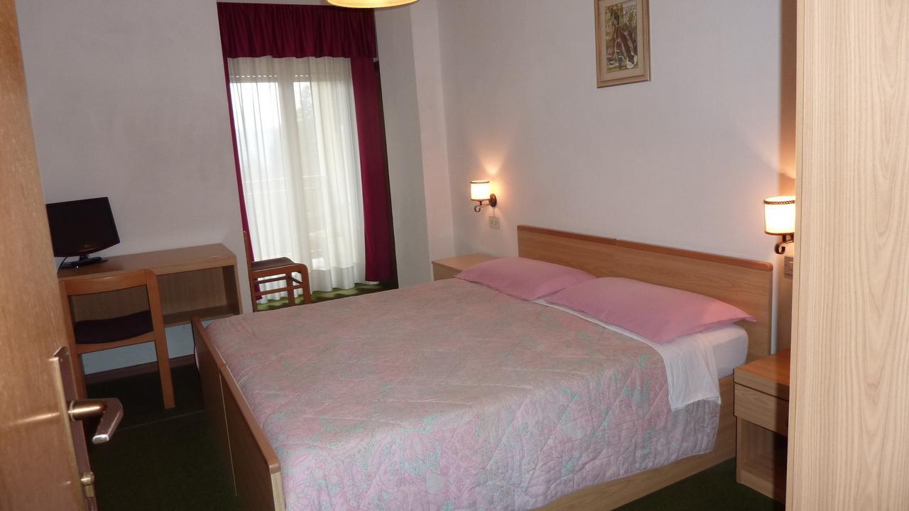 Hotel Terminus Levico Terme Bagian luar foto
